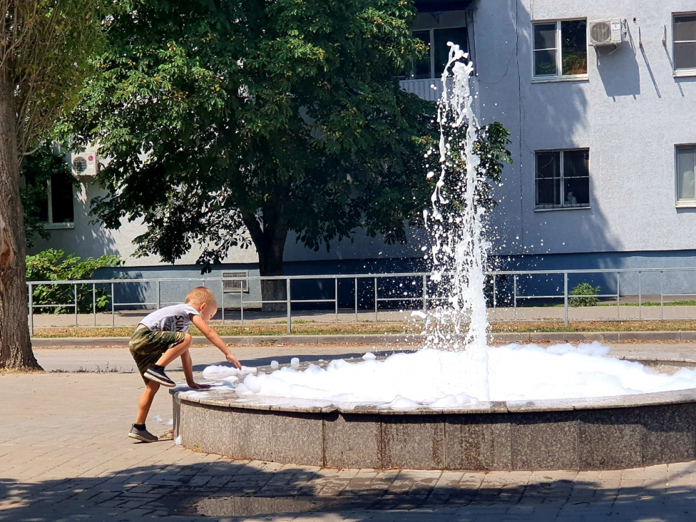 Волгодонские шутники устроили «пенную вечеринку» у фонтана на 50 лет СССР