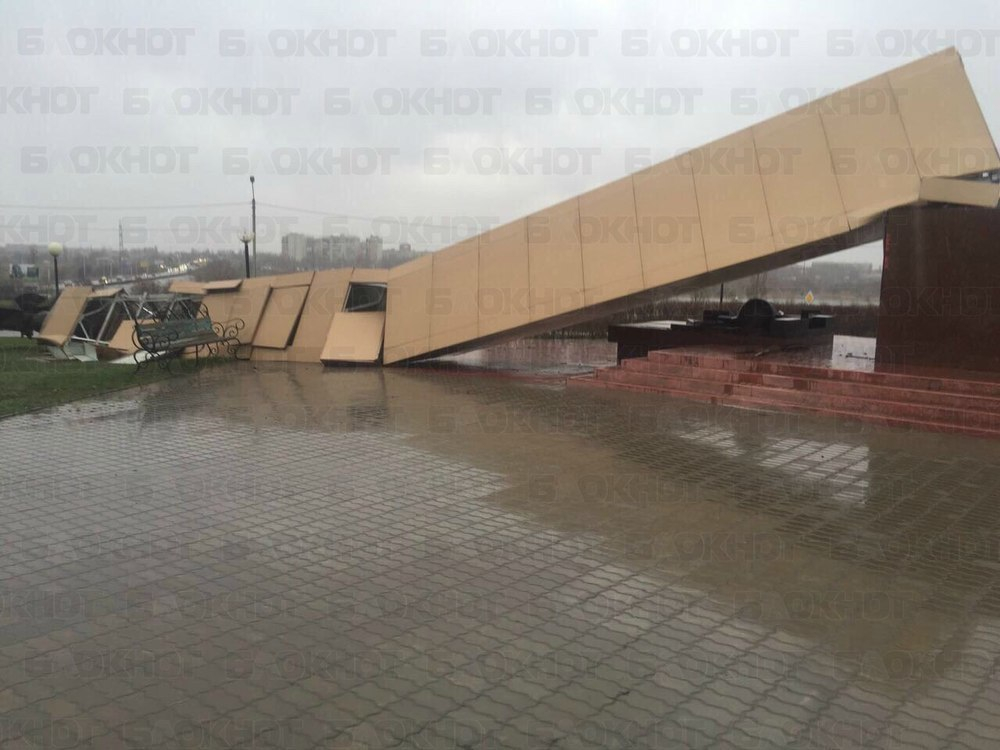 Страшный ветер снес и разрушил памятник строителям в Волгодонске