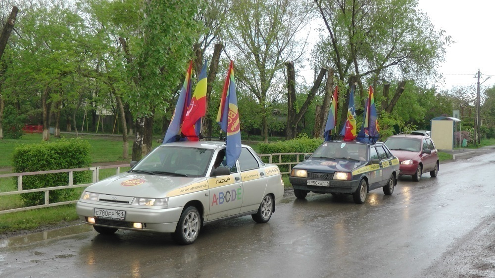 Школьники и дорожная полиция Волгодонска провели автопробег в честь празднования Дня Победы