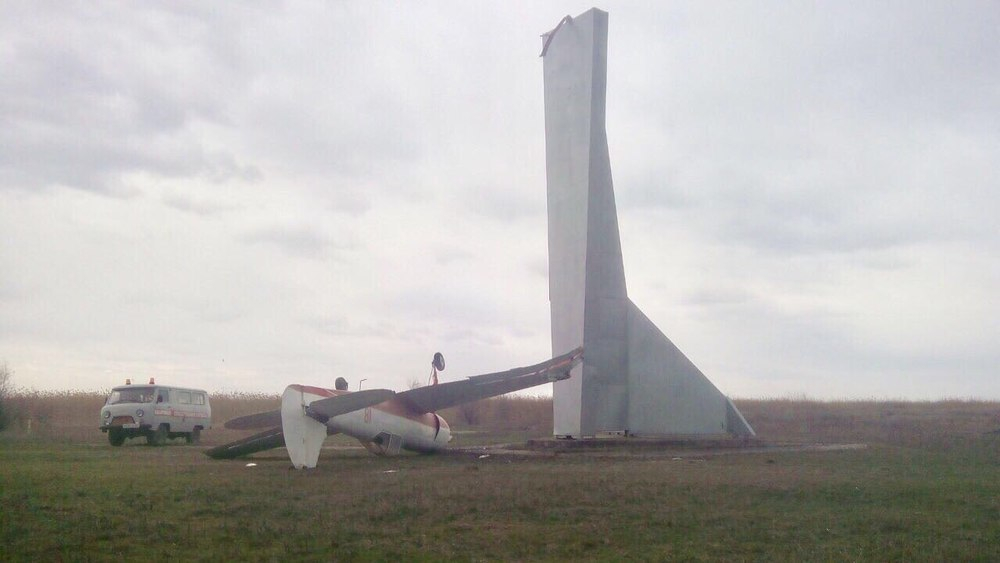 Ураган снес самолет с известной стелы на въезде в станицу Романовскую