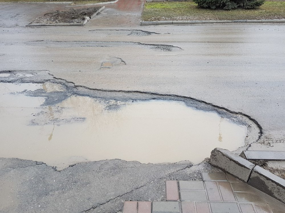 Чиновники считают, что дороги Волгодонска «разорвало» из-за суровой зимы