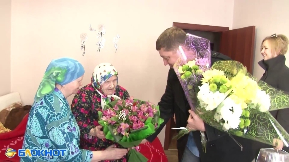 С  Международным женским днем семью самой пожилой читательницы газет «Блокнот» и «Хозяйство» поздравил главред Олег Пахолков