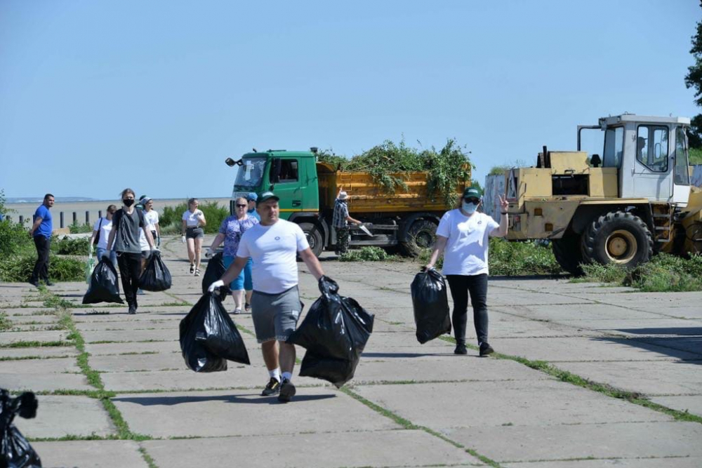В Волгодонске на очистку от мусора набережной вышло более 100 человек