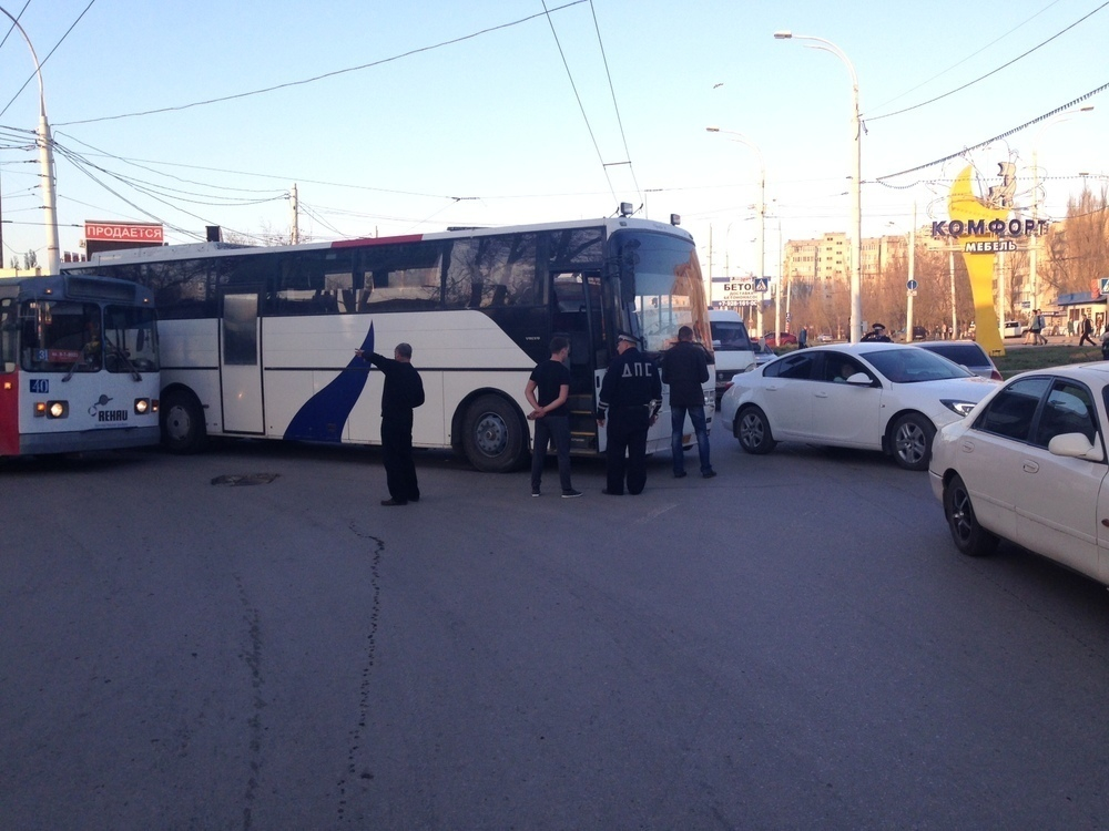 В центре Волгодонска столкнулись «Хундай» и пассажирский автобус