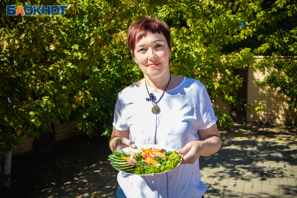 Пикантным овощным рагу со свининой накормила членов жюри участница проекта «Миссис Блокнот» Наталья Пучеглазова