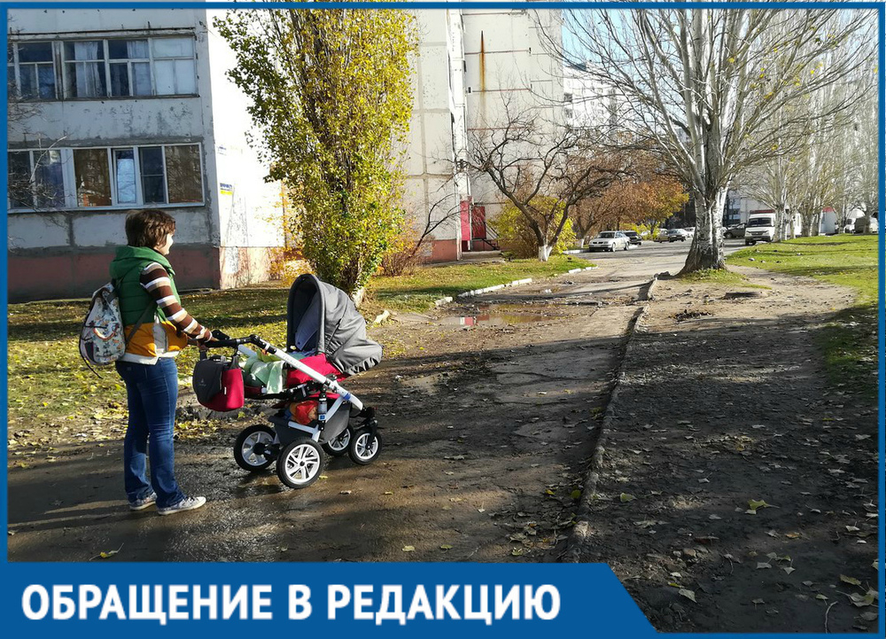 Молодая мама показала на видео, как с детской коляской преодолевает грязь, лужи и бездорожье в Волгодонске