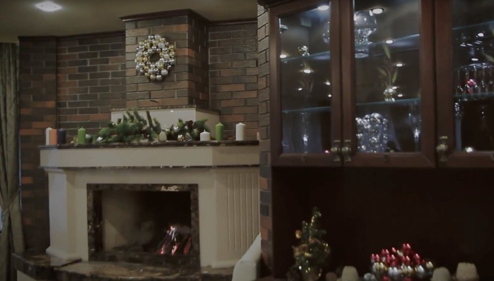 В Волгодонске новогоднее настроение можно найти в уютном зале с камином