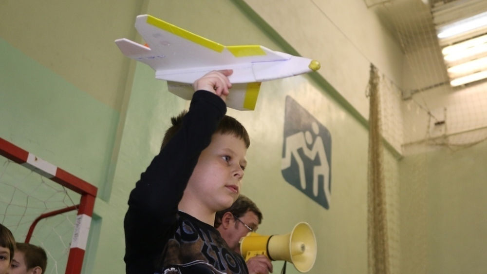 В Волгодонске школьники запустили самолеты под крышу спортзала