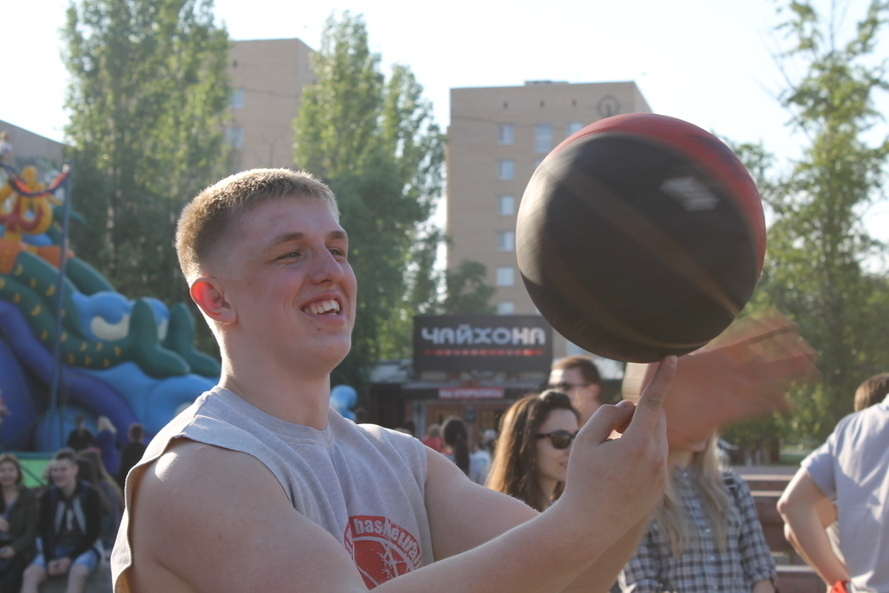 Молодежь Волгодонска опробовала специализированную площадку для игры в уличный баскетбол