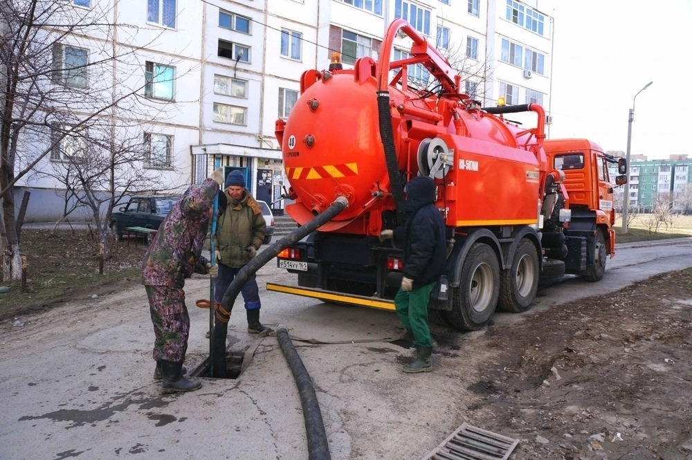В Волгодонске оранжевый илосос вступил в борьбу с забитой ливневой канализацией