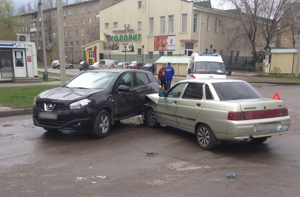 В Волгодонске автоледи на «Кашкае» потеряла управление и столкнулась с «десяткой»