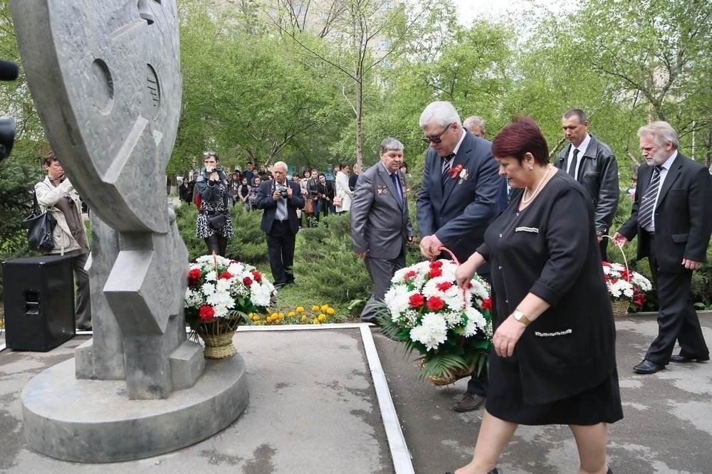 В Волгодонске возложили цветы к памятнику чернобыльцам