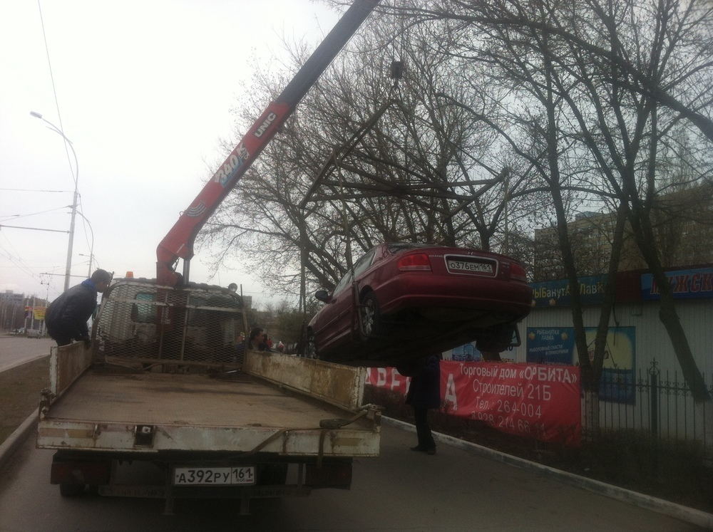 В Волгодонске эвакуировали несколько машин возле остановки «Торговый центр»