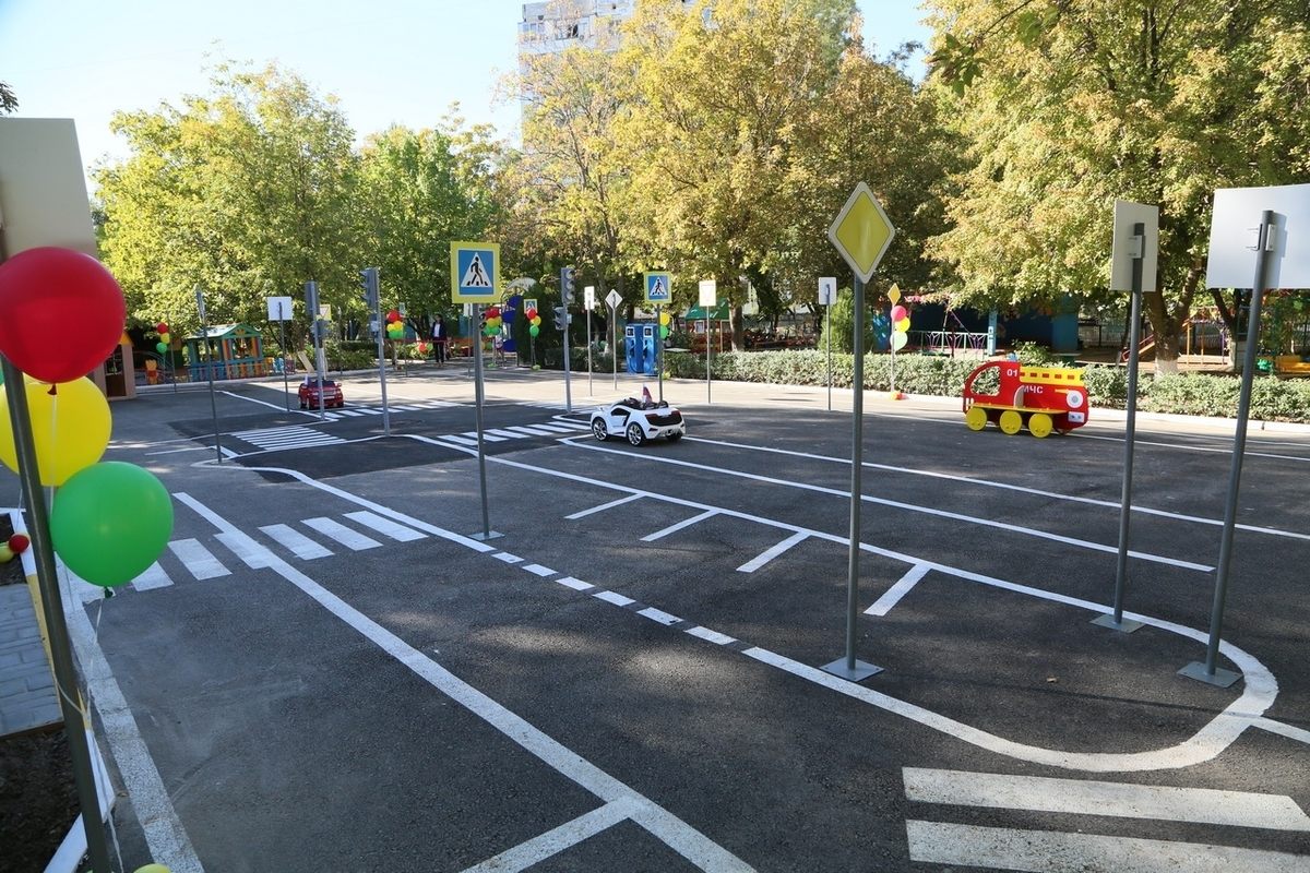 Авто городок. Площадка ПДД. Автогородок для детей. Автогородок в детском саду на улице. Мобильный автогородок для детского сада.