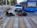 Несовершеннолетний мопедист врезался в забор, уходя от столкновения с «Нивой» в Волгодонске