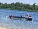 «Водитель упал в воду»: неуправляемый катер с детьми в «ватрушках» выплыл на пляж в Романовской