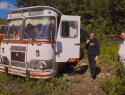 Заброшен в ходе транспортной реформы: блогер-миллионник купил легендарный автобус ЛиАЗ, курсировавший по Волгодонску