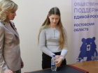 Жить с двумя руками учится девочка на Дону: добрая история юной Виктории о большой победе 