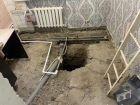 «Обследуем!»: в Водоканале прокомментировали ситуацию в доме, где посреди квартиры вскрыли наполненный дерьмом колодец