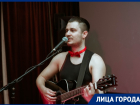 «Мне предлагали поиграть дома, намекая на интим»: уличный музыкант Павел Белогаев