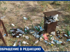 «Мы не думали, что такое бывает!»: аллея рядом с детским садиком «Уголёк» стала свалкой пивных бутылок