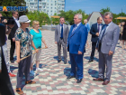 Губернатора Голубева в сквере «Дружба» встречали казаки и группа пенсионеров с гимнастическими палками  