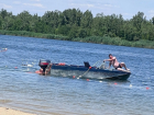 «Водитель упал в воду»: неуправляемый катер с детьми в «ватрушках» выплыл на пляж в Романовской