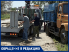 «Грузовиками разбивают асфальт, который мы сделали за свой счет!»: житель «города счастья» возмущен наглостью водителей