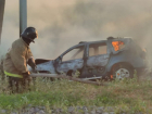 Слетевший с дороги автомобиль врезался в столб и загорелся в Волгодонске