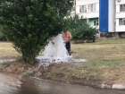 Мощный поток воды бил из люка на улице Ленинградской