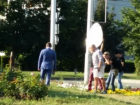 Председатель Заксобрания Виктор Дерябкин с помощниками вытоптали клумбу у "Мирного атома" ради телесъемок