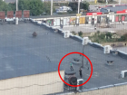 Дети-паркуристы совершают опасные прыжки на краю крыши Торгового центра