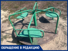 «Вместо новых конструкций установили старые аттракционы»: в Мартыновском районе появилась странная детская площадка