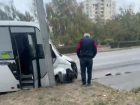 Маршрутное такси врезалось в столб в центре Волгодонска, пострадали люди