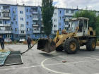 Трактор ДСиГХ снес ограждение спортплощадки на улице Пионерской