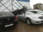 Сорванная ветром крыша раздавила дорогие автомобили на парковке завода в Волгодонске