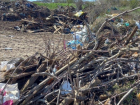 Жители Цимлянска по привычке массово свозят мусор к закрытому полигону ТБО