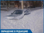 Метровые сугробы на улицах Волгодонска засыпали автомобили и пешеходные дорожки: последствия снегопада