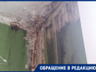 «Зонт открываем еще на выходе из квартиры»: в Волгодонске затопило подъезд многоквартирного дома