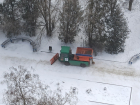 И снег убирает, и дороги посыпает: на улицы Волгодонска вывели снегоуборочную технику