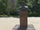 Памятник Юрию Чечину установили неправильно: жители смотрят в затылок Чечину, а он смотрит на «Бублик»