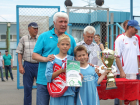 Маленькие волгодонцы получили кубок чемпионов из рук известного футболиста Евгения Ловчева