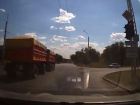 Промчавшийся «на красный» многотонный КамАЗ шокировал автомобилистов Волгодонска