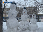 Семья гигантских трехметровых снеговиков появилась на проспекте Строителей