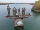 42 года исполнилось скульптурной композиции «Стенька Разин со товарищи на ладье» 
