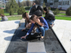 Школьники привели в порядок 25 памятников в Волгодонске