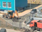 На территории новой школы в квартале В-9 в Волгодонске начали ремонтировать асфальт