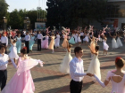 Площадь Победы в Волгодонске закружилась в «Вальсе цветов»