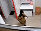 Школьник в балаклаве устроил дерзкое ограбление пункта выдачи заказов в Волгодонске 
