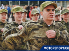 В военной форме под патриотические песни молодежь Волгодонска прошагала по площади Победы
